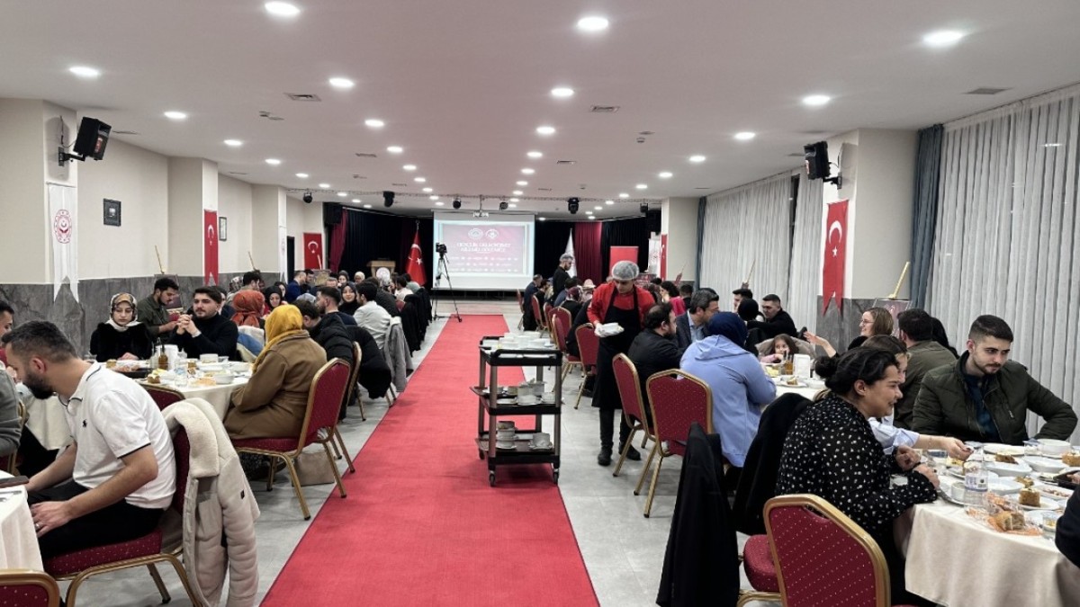 Devlet Desteğiyle Evlenen Gençler Akşam Yemeğinde Buluştu
