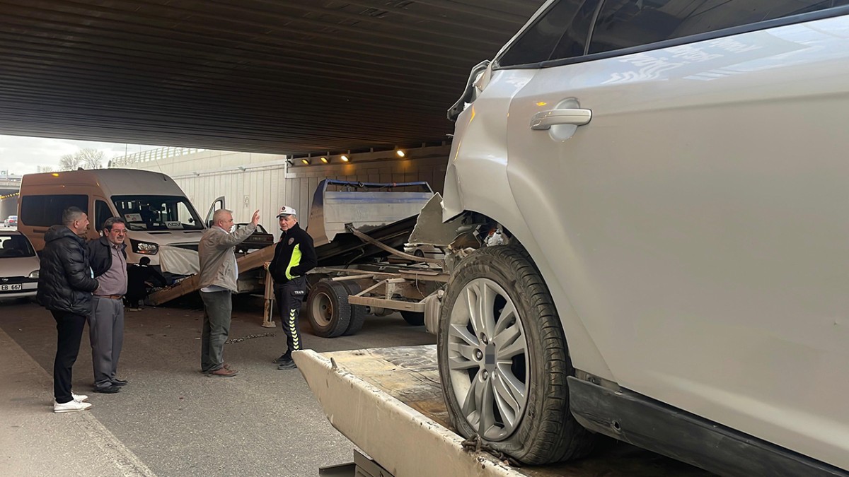 Otomobil İle Servis Aracı Çarpıştı: 5 Yaralı