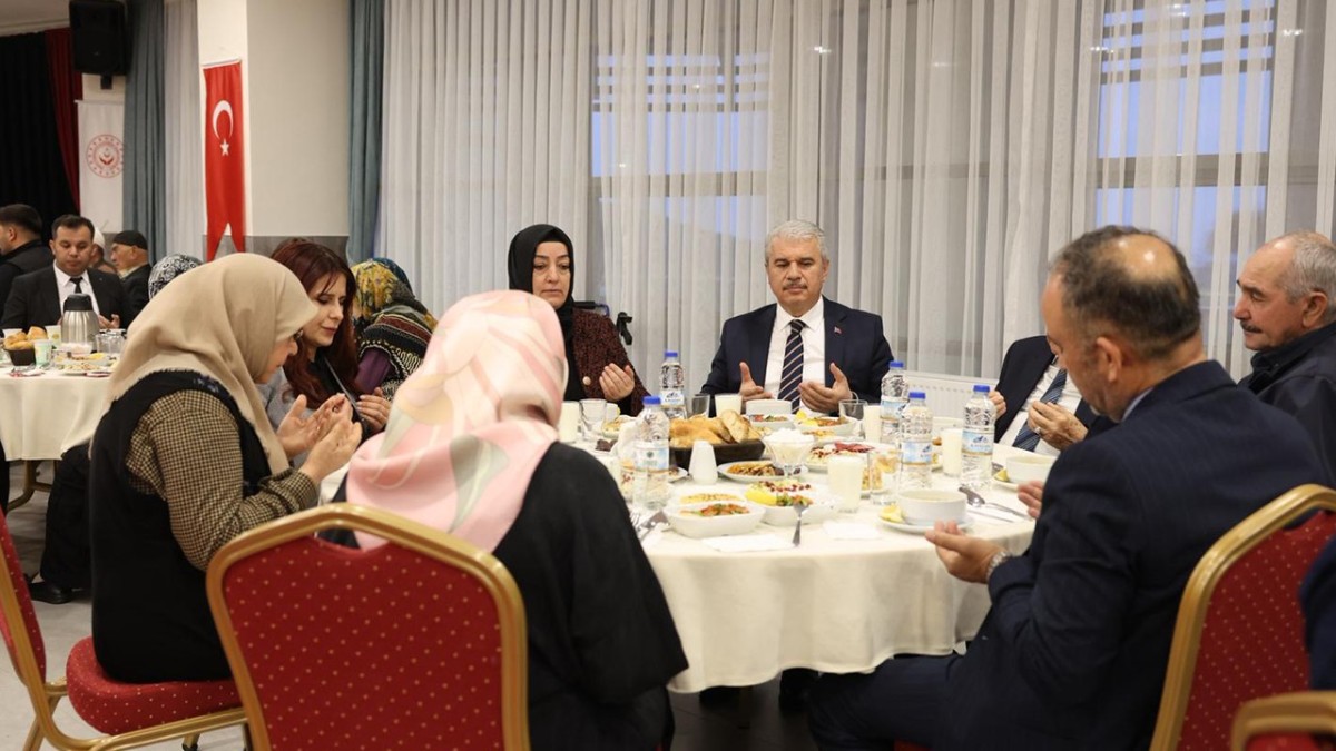 Vali İbrahim Akın, Huzurevi Sakinleriyle İftarda Bir Araya Geldi