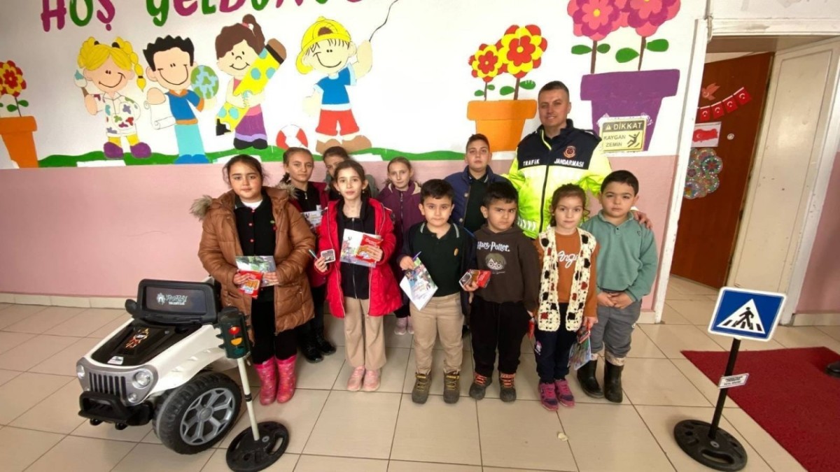 Jandarma Ekiplerinden Öğrencilere Ve Sürücülere Trafik Eğitimi