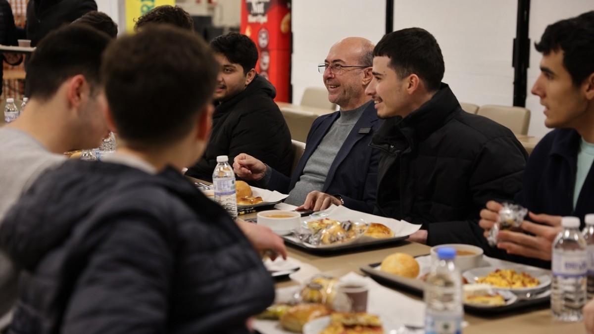 Başkan Pekyatırmacı Öğrencilerle Sahur Yaptı