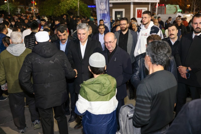 Başkan Pekyatırmacı Kadir Gecesi’nde Vatandaşlarla Selçuklu Merkez Camii’nde Buluştu