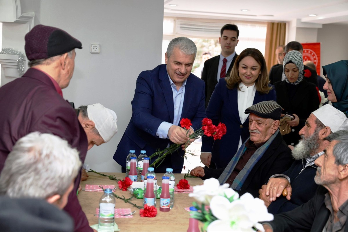 Vali Akın Ve Eşi Saliha Akın Bayramın İlk Gününde Huzurevini Ziyaret Etti