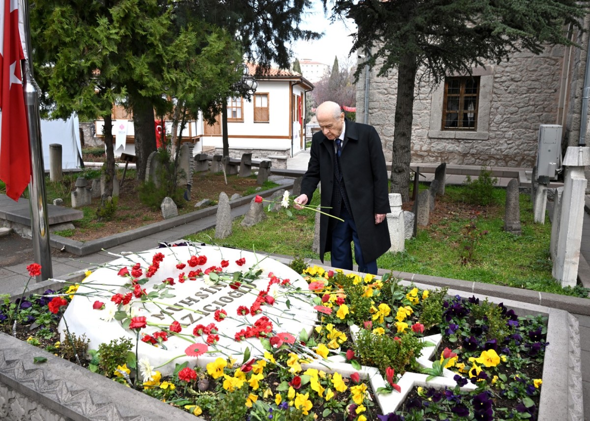 Devlet Bahçeli'den Muhsin Yazıcıoğlu'nun Kabrine Ziyaret
