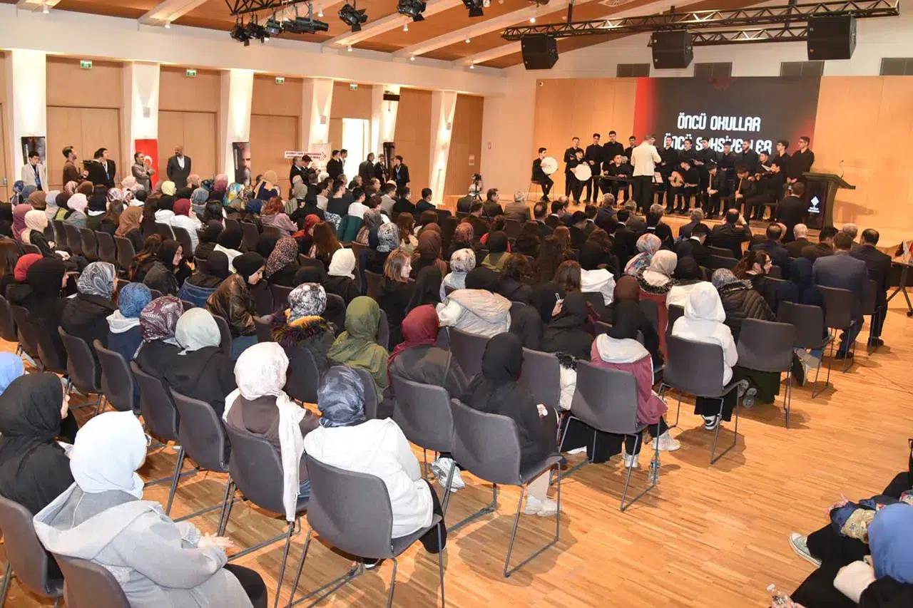 “Öncü Okullar Öncü Şahsiyetler” Paneli Başladı