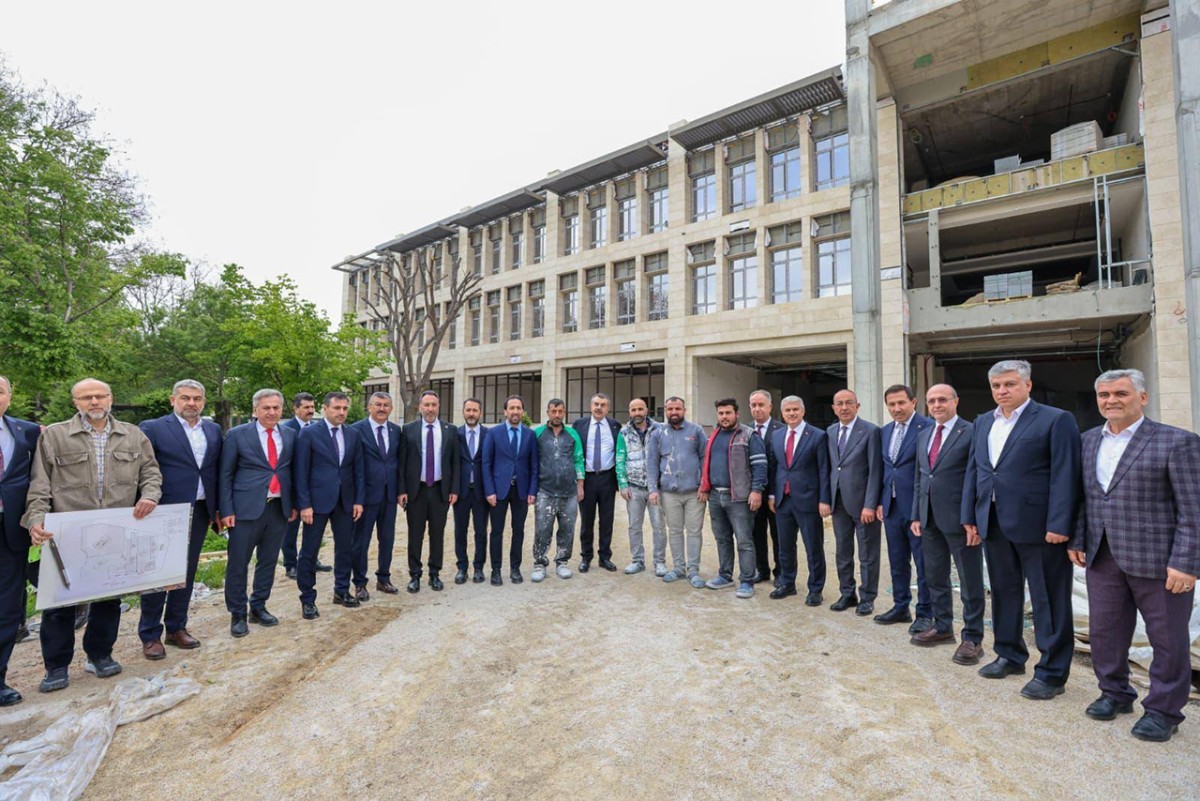 Milli Eğitim Bakanı Yusuf Tekin, Merkez İmam Hatip Lisesi’nde İncelemelerde Bulundu