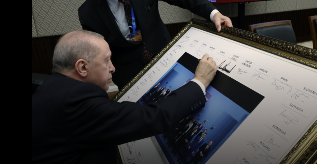 Cumhurbaşkanı Erdoğan, Zirvedeki Aile Fotoğrafını İmzaladı