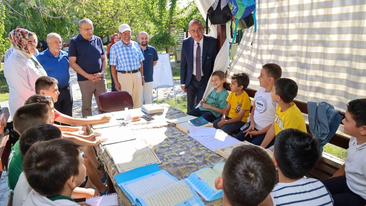 Başkan Kavuş, Konevi-Der Diriliş Gençlik Merkezi Yaz Kursu’nu Ziyaret Etti