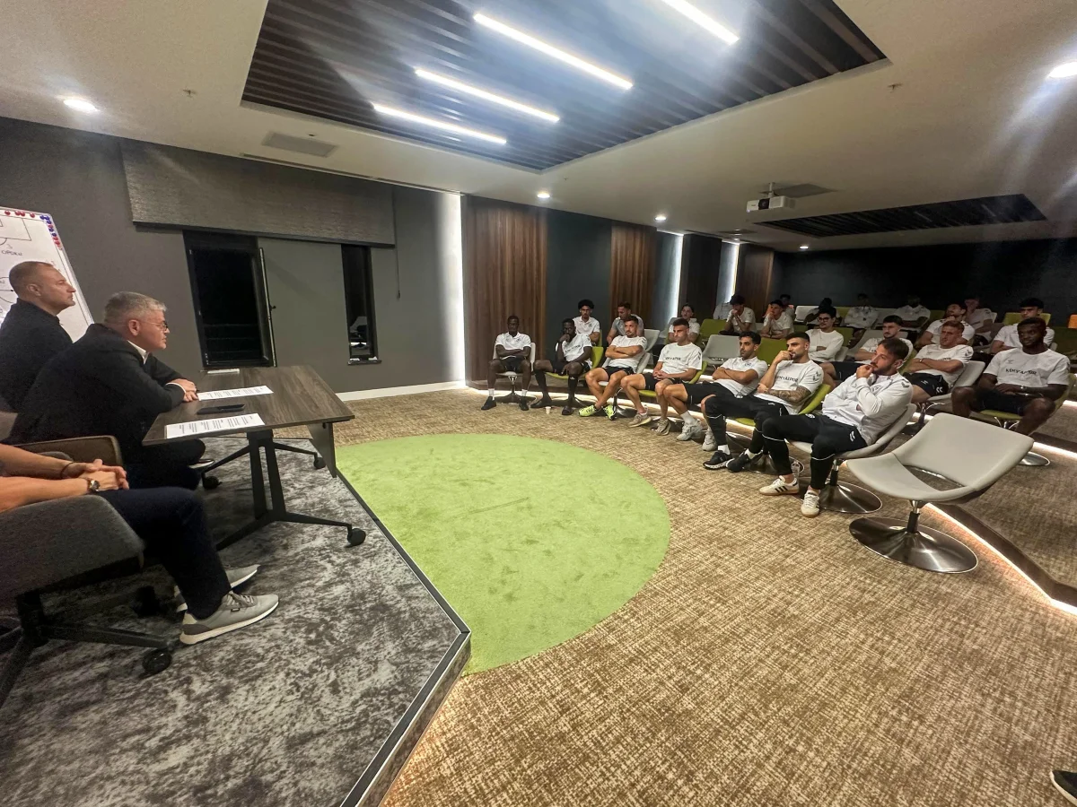 Başkan Ömer Atiker Futbolcularla Bir Araya Geldi