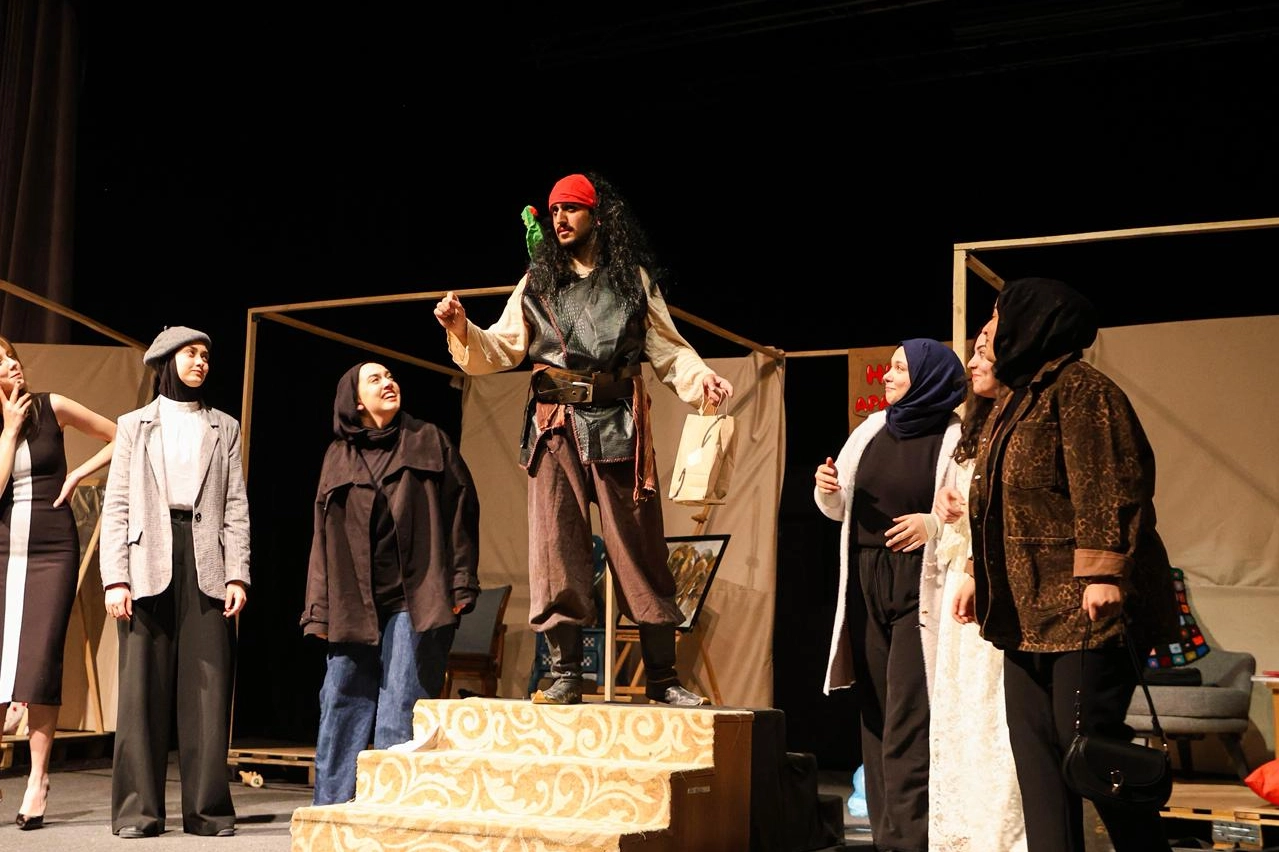 KTO Karatay Üniversitesi Retro Tiyatro Topluluğu’ndan Etkileyici Performans