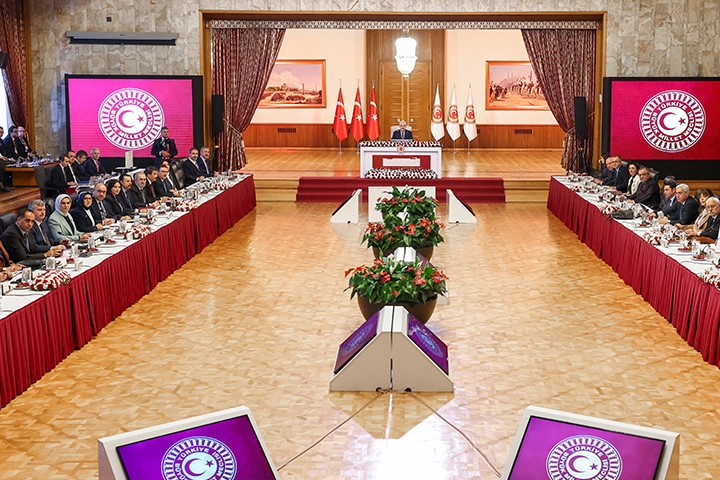 Tarihi Komisyon Toplanıyor