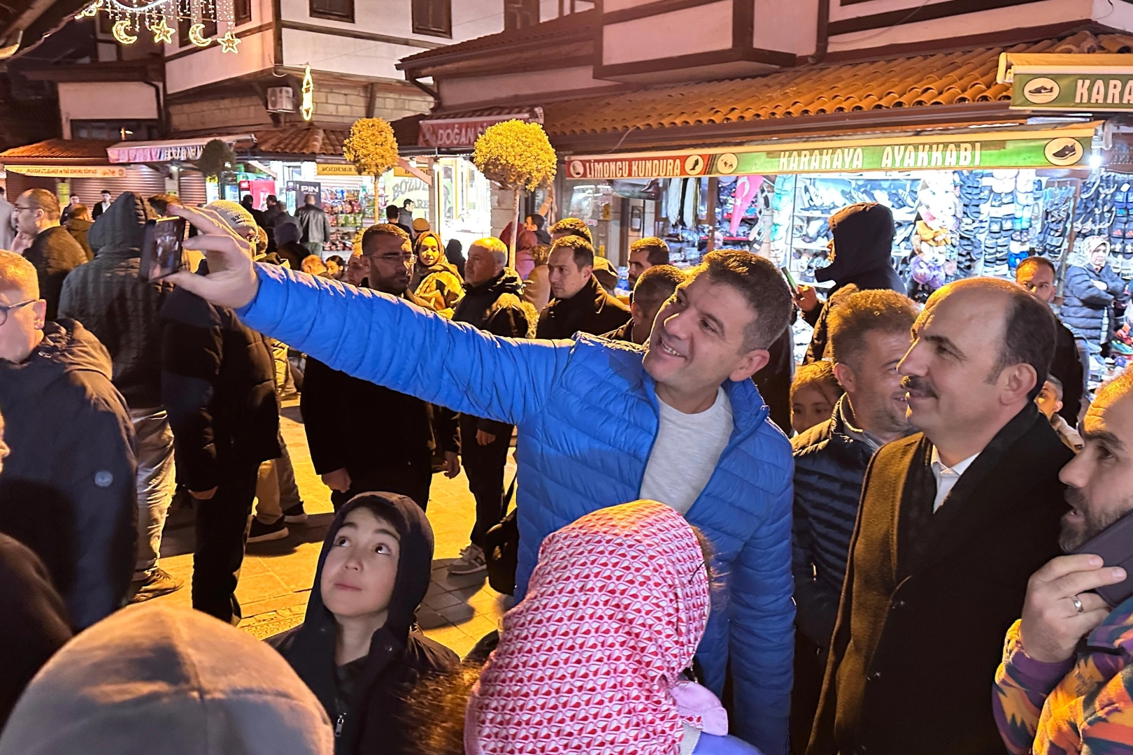 Uğur İbrahim Altay Son Teravih Sonrası Çarşıda Vatandaşlarla Buluştu