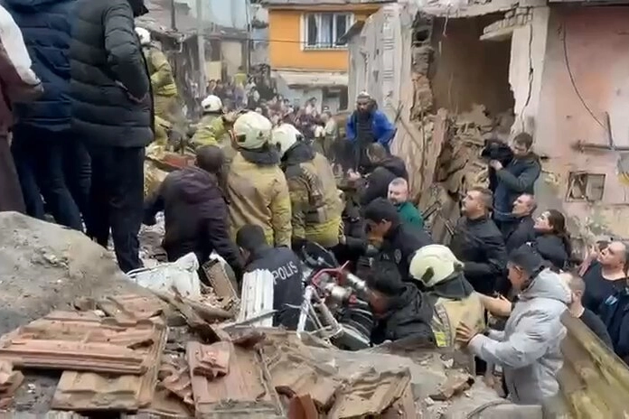 Fatih'teki Bina Çökmesinin Nedeni İnceleniyor