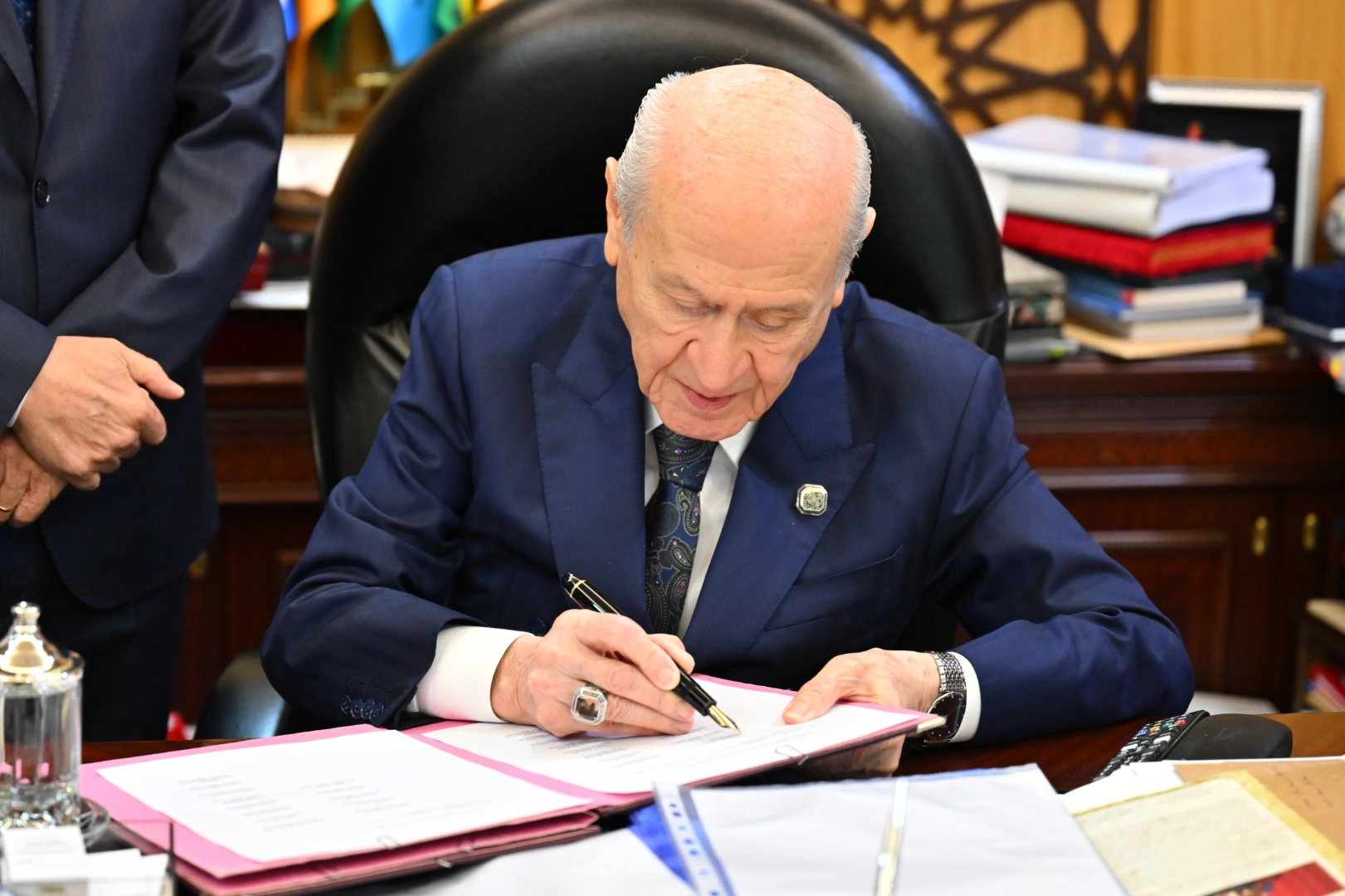 Bahçeli 'Terörsüz Türkiye' İçin Hazırlanan Çerçeve Yasaya İmza Attı