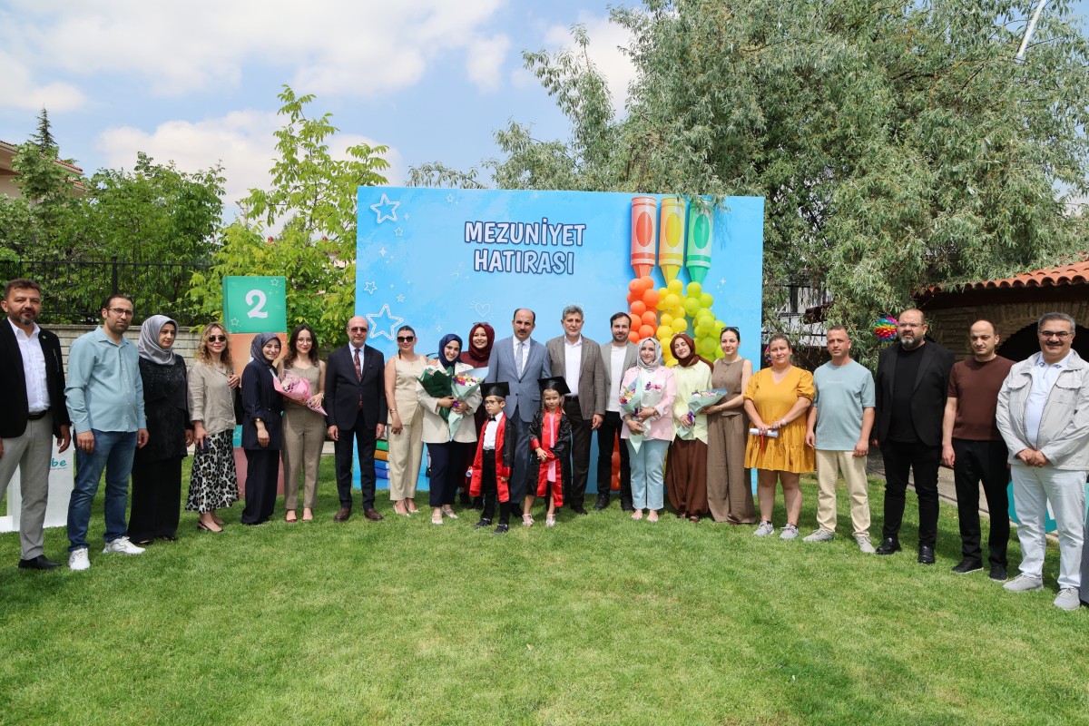 SOBE’de Mezuniyet Gururu: Almina, Ahmet ve Mustafa Kep Attı