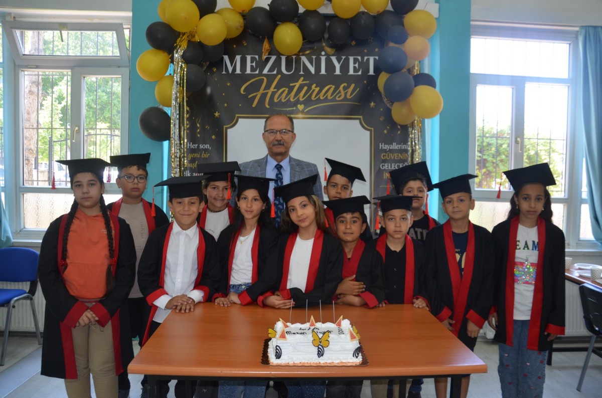 Asırlık Eğitim Çınarı Nesrin Ve Ayşegül Kardeşler İlkokulu 99. Mezunlarını Verdi