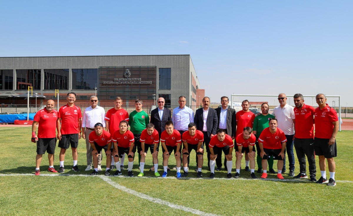 Başkan Pekyatırmacı Down Sendromlu Futsal Milli Takımı İle Bir Araya Geldi